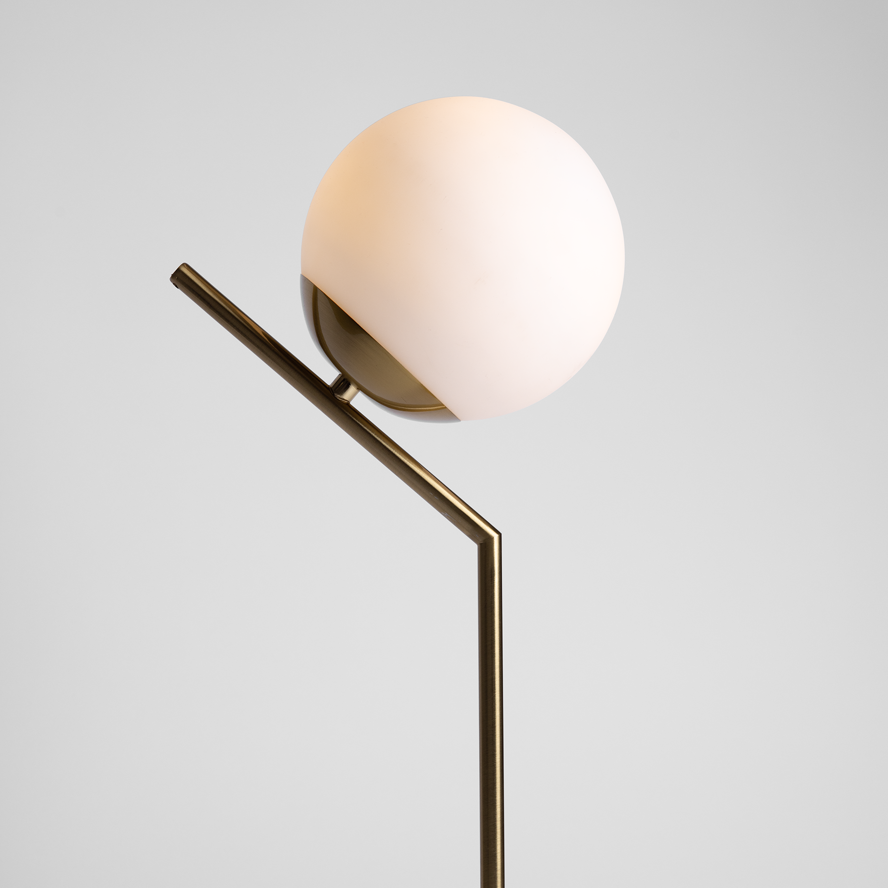 GlowTouch | LED bordlampe | Moderne design | Stilfuld belysning | Touch kontrol | Messing | Dæmpbar | 5W LED | Blød varm lys | Enkelt installation