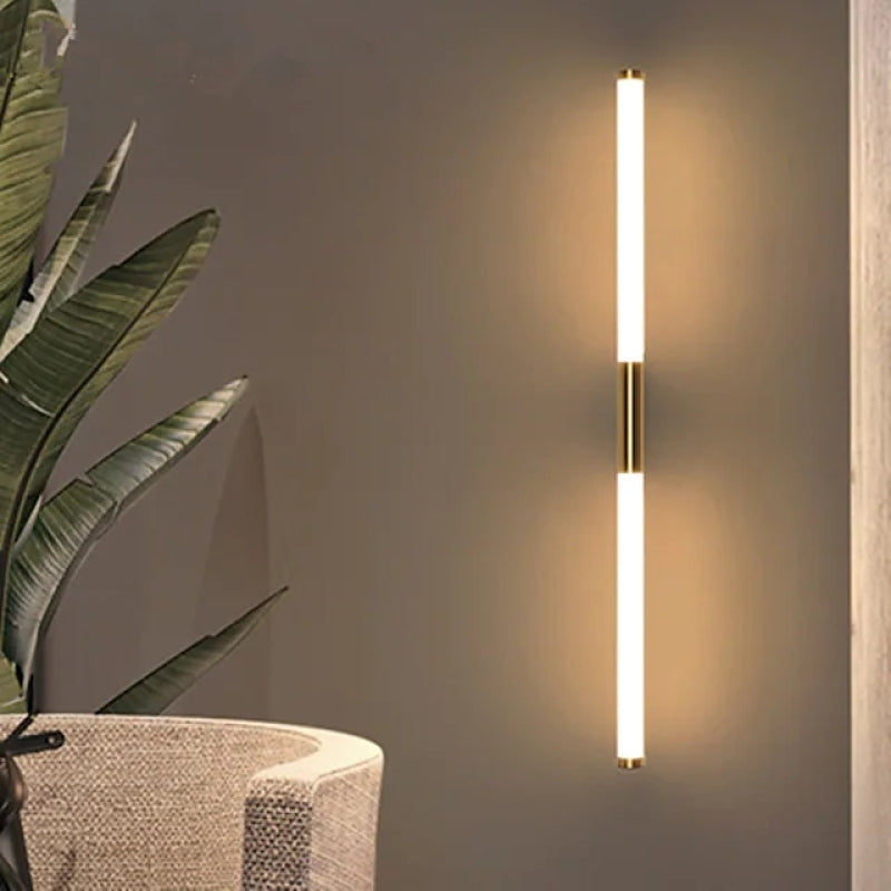 Leigh LED Væglampe | Hvid-Guld Metal | Moderne Minimalistisk Design | Stue & Badeværelse | Rustfrit Stål & Akryl | 49-69 cm | LED 3000K/6000K