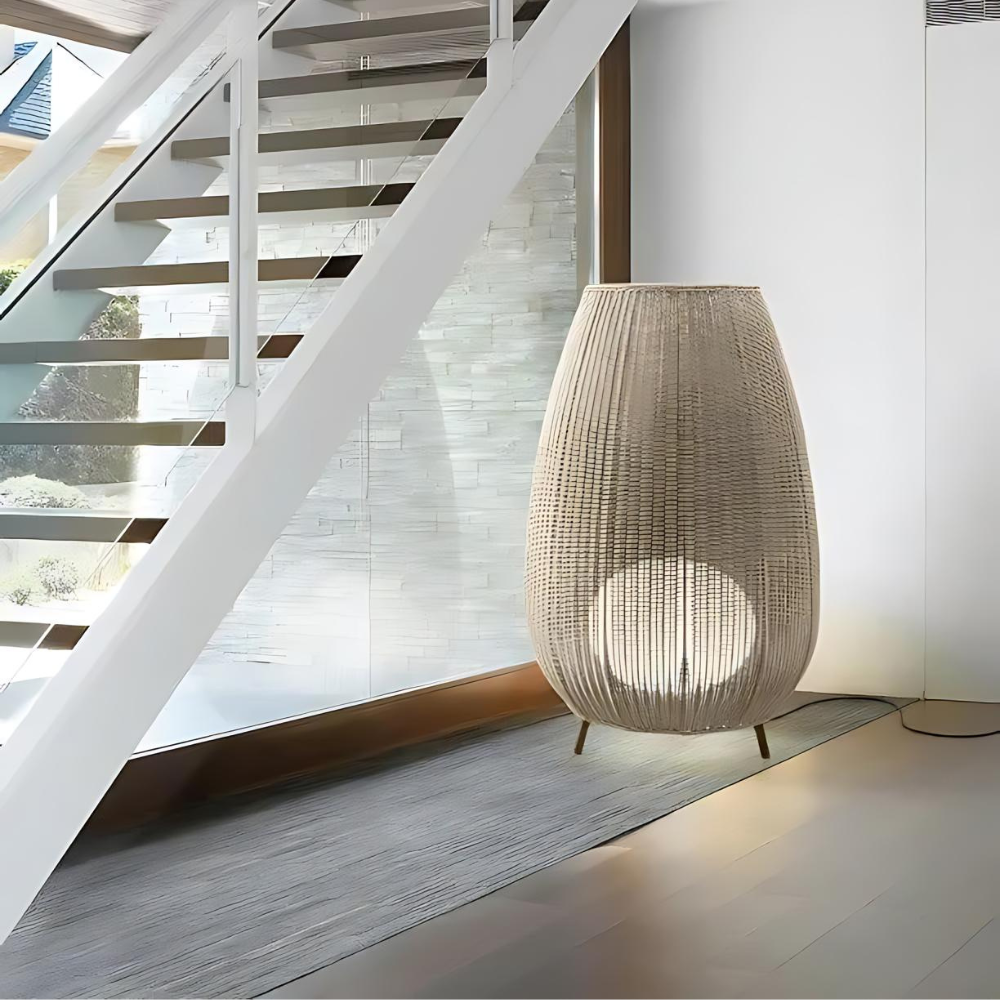 Naturlig Rattan Gulvlampe | Boho Stil | Indendørs og Udendørs Brug | Holdbar Konstruktion | Moderne