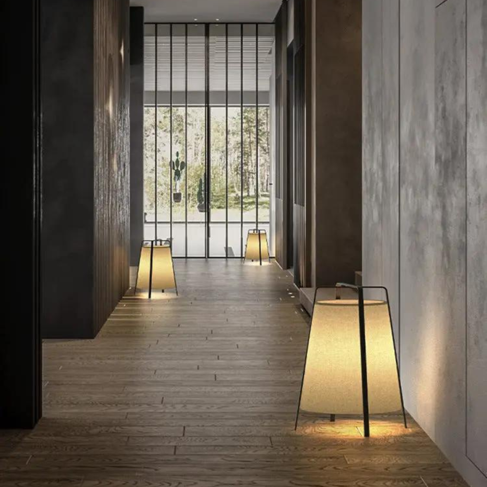 Tivalis gulvlampe | Japandi design | Naturlige materialer | Træ og stof | Elegant og tidløst look | Minimalistisk stil | Perfekt til entre, stue