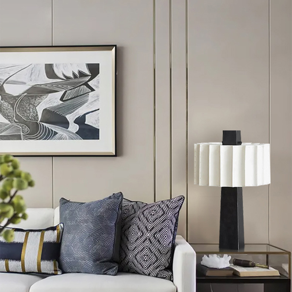 Elegance i Sort & Hvid | Dekorativ Indendørs Lampe | Glasbase & Stofskærm | 55 cm Højde | Moderne & Klassisk Indretning | Passer til Stue &