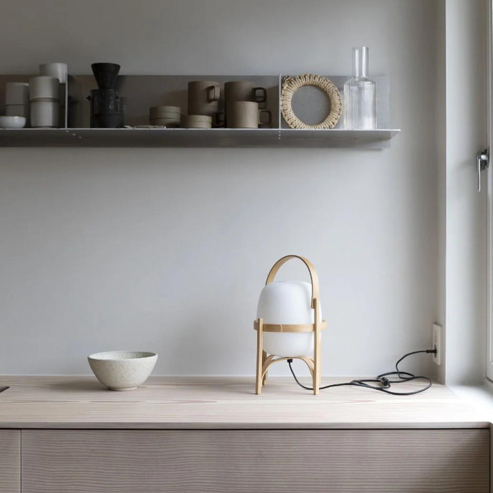 Lanterne-inspireret gulvlampe | Justerbar lysstyrke | Højkvalitets glas | Elegant ramme | Bærbar design | Ideel til stue og soveværelse | Holdbar