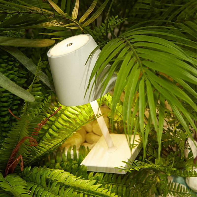 Sanne™ | Bærbar LED Bordlampe | Vandtæt Design | Justerbar Lysstyrke | Rustfri Aluminium | Trådløs & Genopladelig | Elegant Lampedesign | Til