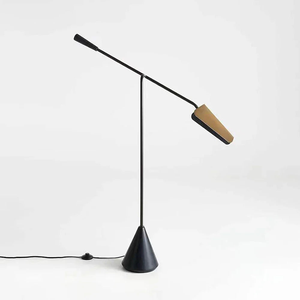Quinorea | Minimalistisk Skandinavisk Gulvlampe | Justerbar Arm | Kegleformet Base | Moderne Interiør | Høj Kvalitet | Holdbart Design | Læse- og
