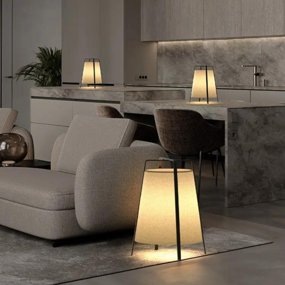 Tivalis gulvlampe | Japandi design | Naturlige materialer | Træ og stof | Elegant og tidløst look | Minimalistisk stil | Perfekt til entre, stue