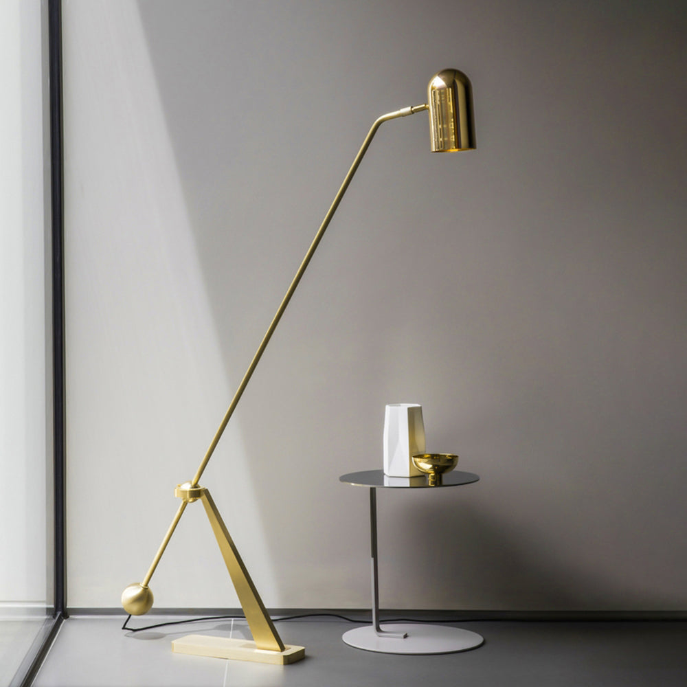 Sorvento | Gulvlampe | Elegant Design | Kontravægt Mekanisme | Moderne Håndværk | Minimalistisk Silhuet | Holdbarhed | Effektiv Lys | Højdejusterbar