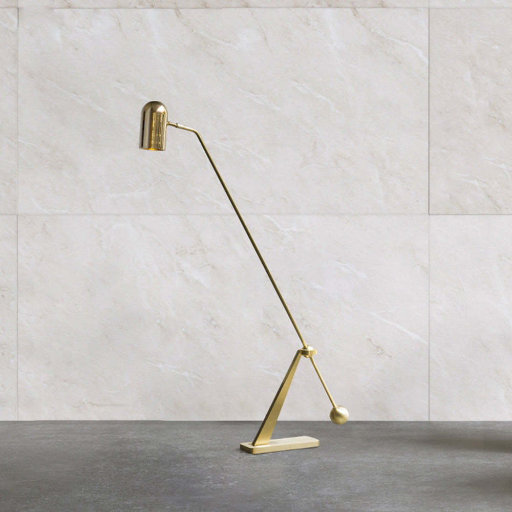 Sorvento | Gulvlampe | Elegant Design | Kontravægt Mekanisme | Moderne Håndværk | Minimalistisk Silhuet | Holdbarhed | Effektiv Lys | Højdejusterbar