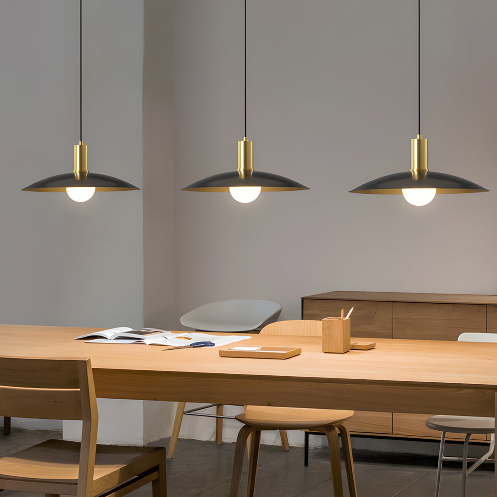 Messing Pendel | Hvid Glasskærm | Justerbar Længde | Moderne Design | 1 Loftlampe | Varm Hvid 3000K | E27 Fatning | Elegant Belysning til Stue og