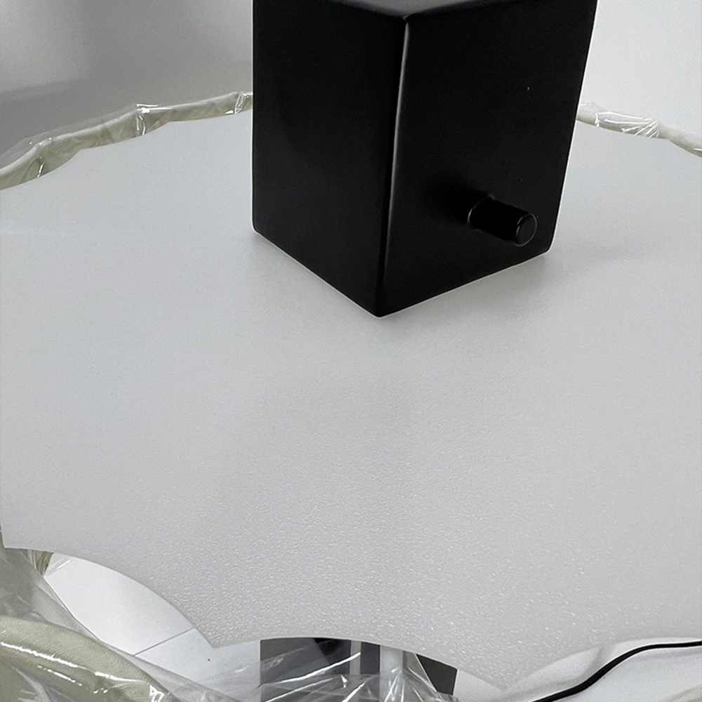 Elegance i Sort & Hvid | Dekorativ Indendørs Lampe | Glasbase & Stofskærm | 55 cm Højde | Moderne & Klassisk Indretning | Passer til Stue &