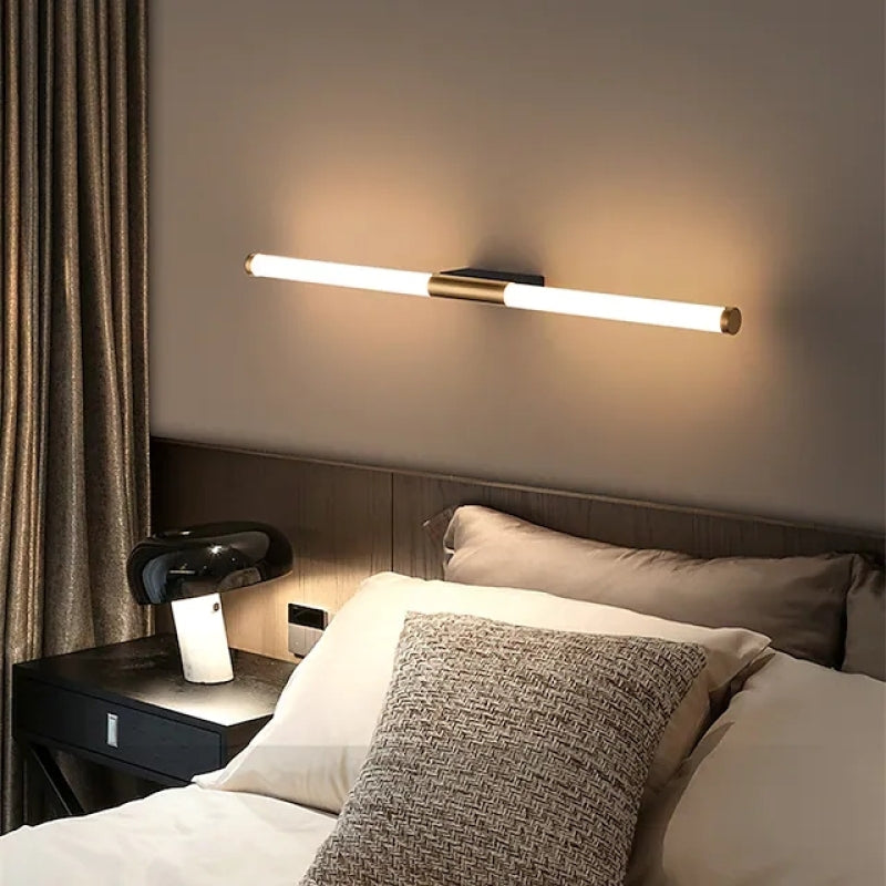 Leigh LED Væglampe | Hvid-Guld Metal | Moderne Minimalistisk Design | Stue & Badeværelse | Rustfrit Stål & Akryl | 49-69 cm | LED 3000K/6000K