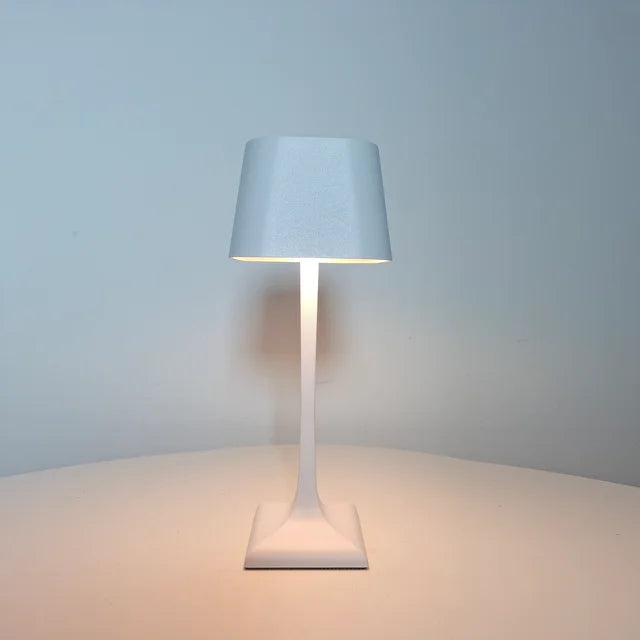 LumiSquare | Moderne LED-bordlampe med USB | Firkantet design | Justerbar lysstyrke | Aluminium | Kompakt og stilfuld | Ideel til skrivebord eller