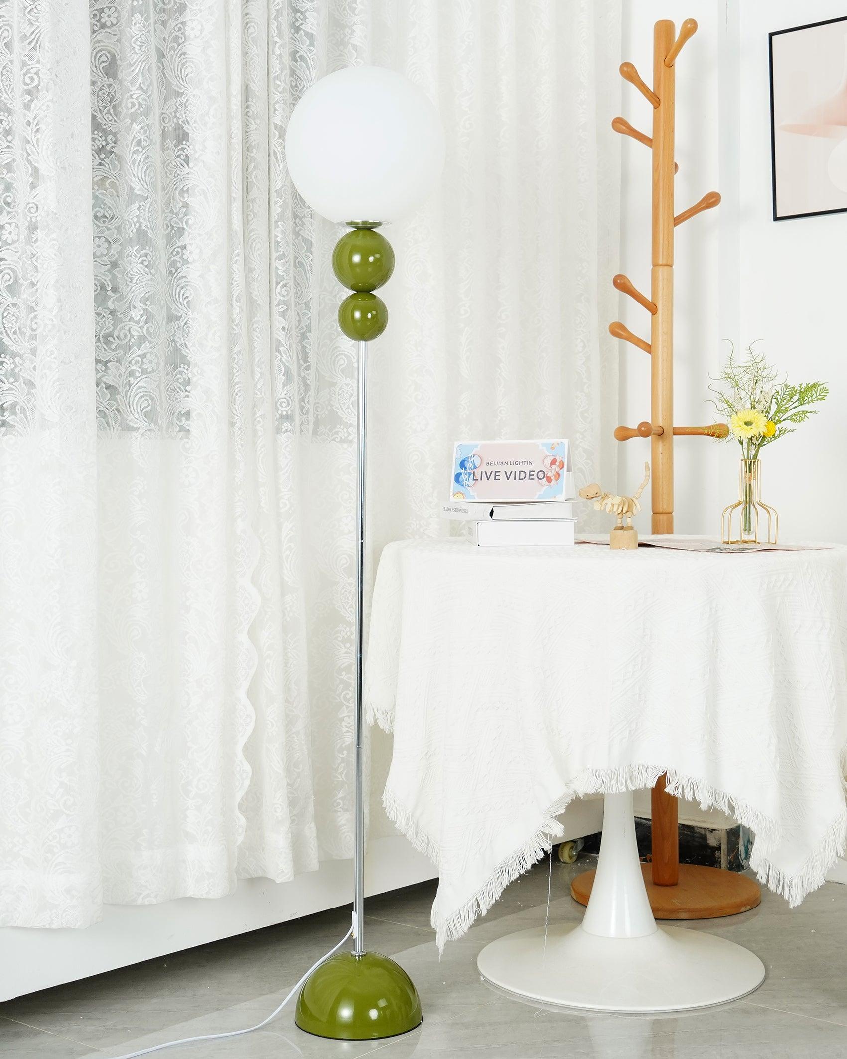 Clavel | Elegant stående lysarmatur | Moderne design i metal og glas | Justerbar fodkontakt | 5W LED kompatibilitet | 59" høj | Stilfuld lysløsning