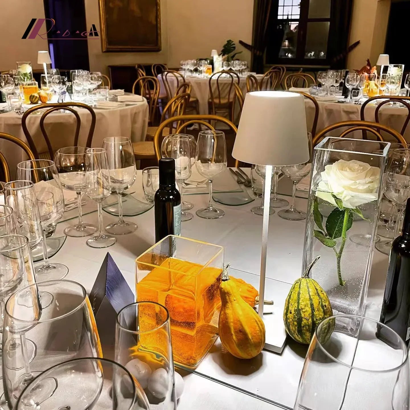 Nora | Trådløs designlampe | Dæmpbar lysstyrke | Vandtæt aluminium | 5.200 mAh batteri | USB opladning | 12-20 timer lys | Varm hvid 3000K | Til