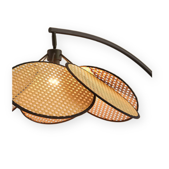 RattanLuxe | Elegant buegulvlampe | Stilfuldt design med rattanskærm | Moderne metalramme | Indendørs belysning | Passer perfekt til stue,