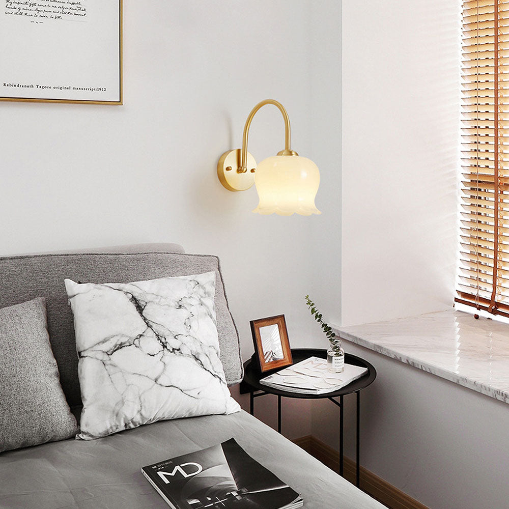 Fransk inspireret vægbelysning | Blomstermotiv glasdesign | Hvid og krom finish | D26cm x H10cm | Stilfuld indretning | CE/UL certificeret | Tør