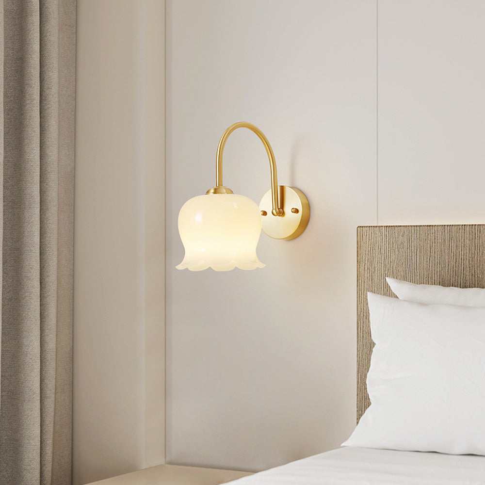 Fransk inspireret vægbelysning | Blomstermotiv glasdesign | Hvid og krom finish | D26cm x H10cm | Stilfuld indretning | CE/UL certificeret | Tør