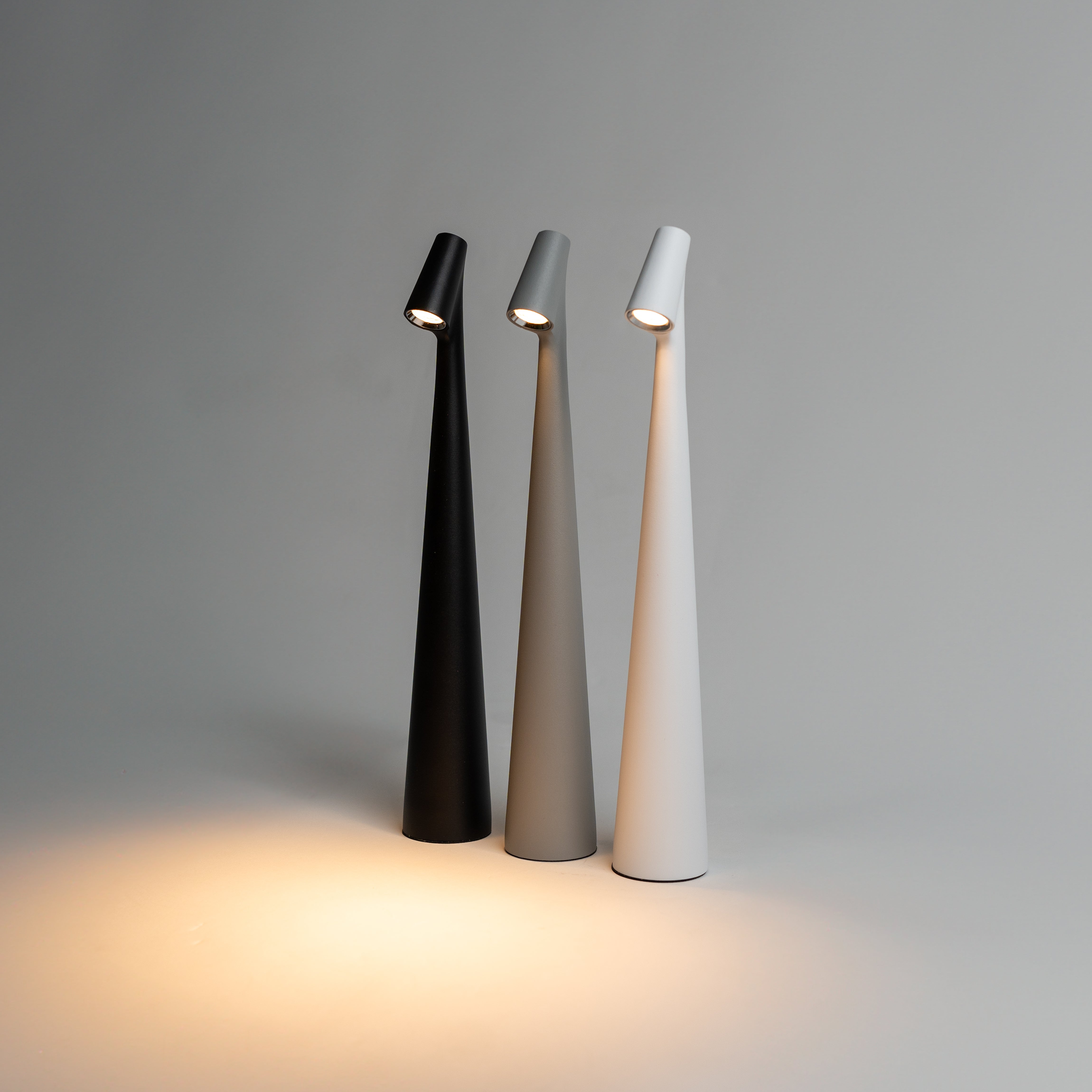 Lumi Slim | Genopladelig Bordlampe | Slankt Moderne Design | Aluminium | LED | 35 cm Høj | Fås i Grå, Sort & Hvid | 1800mAh Batteri | 160 Lumen