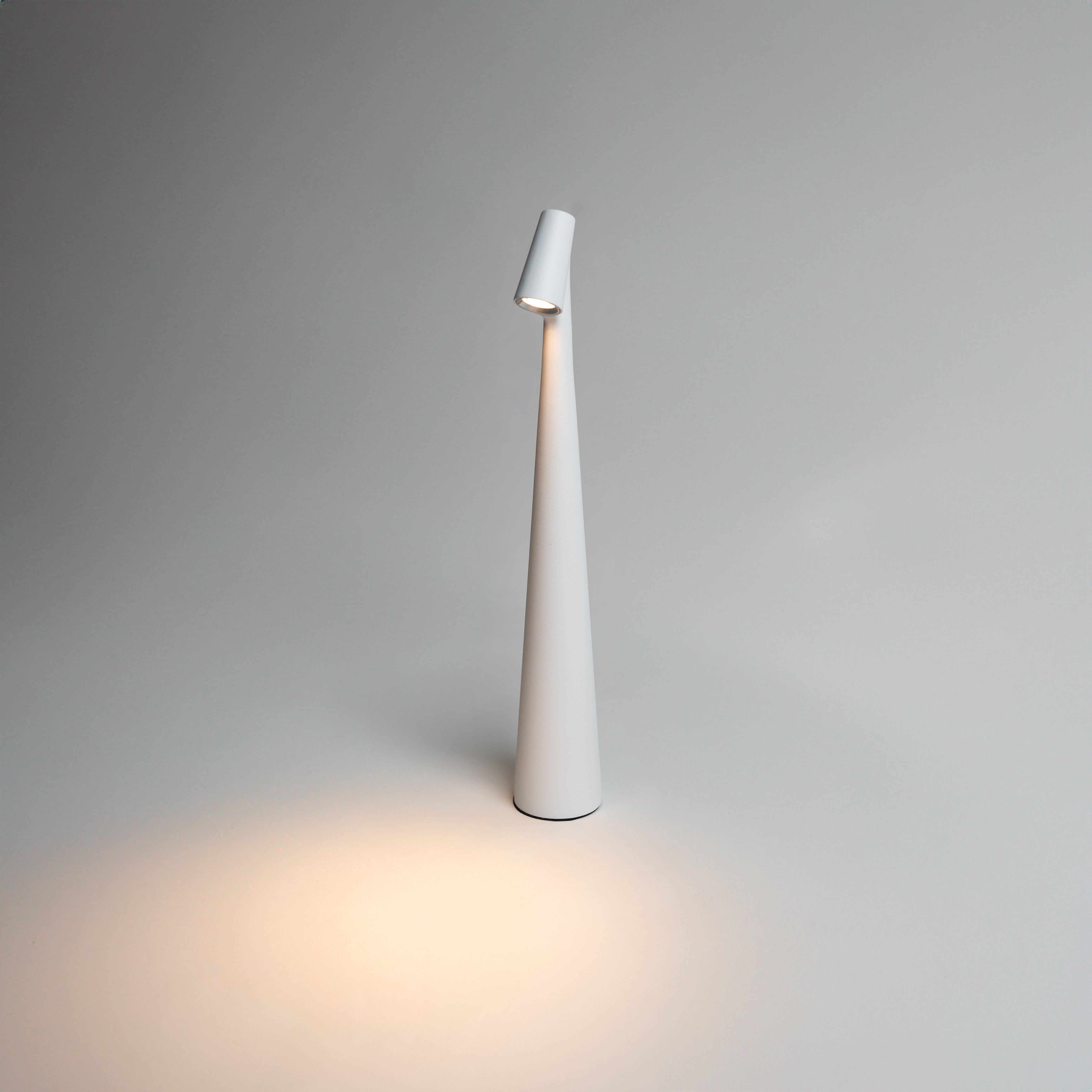 Lumi Slim | Genopladelig Bordlampe | Slankt Moderne Design | Aluminium | LED | 35 cm Høj | Fås i Grå, Sort & Hvid | 1800mAh Batteri | 160 Lumen