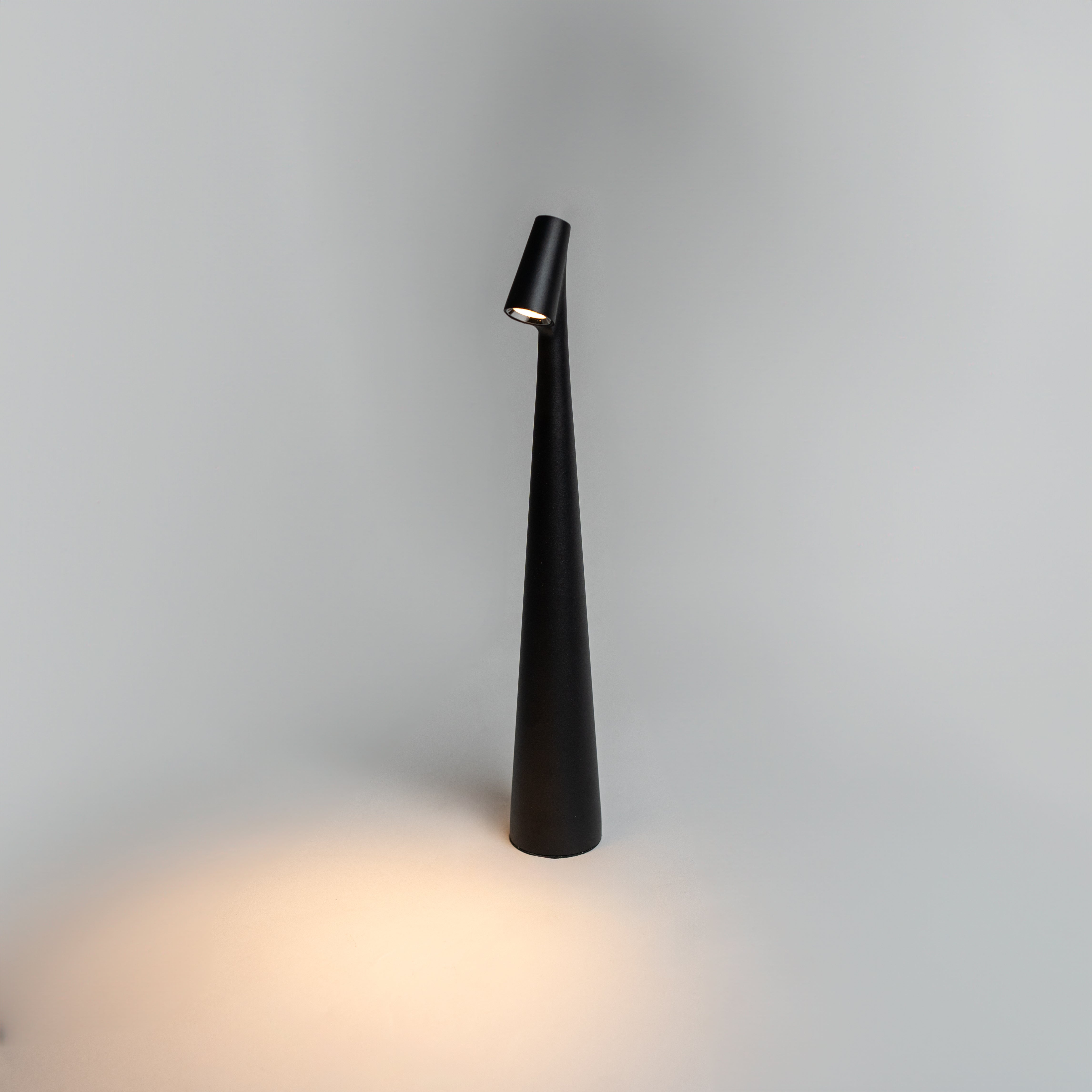 Lumi Slim | Genopladelig Bordlampe | Slankt Moderne Design | Aluminium | LED | 35 cm Høj | Fås i Grå, Sort & Hvid | 1800mAh Batteri | 160 Lumen