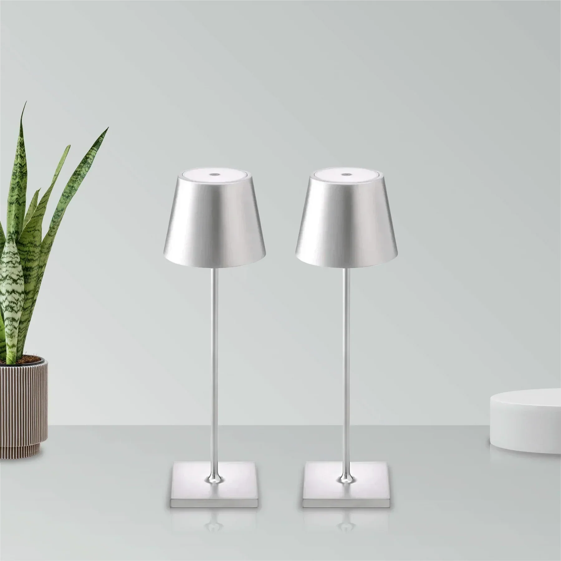 Nora | Trådløs designlampe | Dæmpbar lysstyrke | Vandtæt aluminium | 5.200 mAh batteri | USB opladning | 12-20 timer lys | Varm hvid 3000K | Til