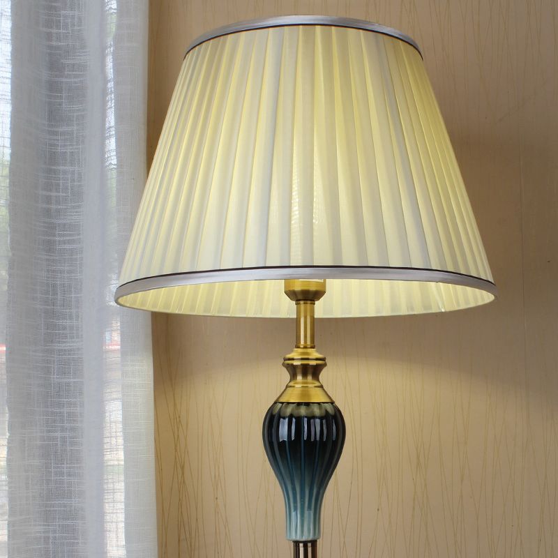 Ziventa gulvlampe | Elegant atmosfære | Slankt design | Høj kvalitet | Stabil base | Moderne og klassisk indretning | Funktionel belysning | Tidløst