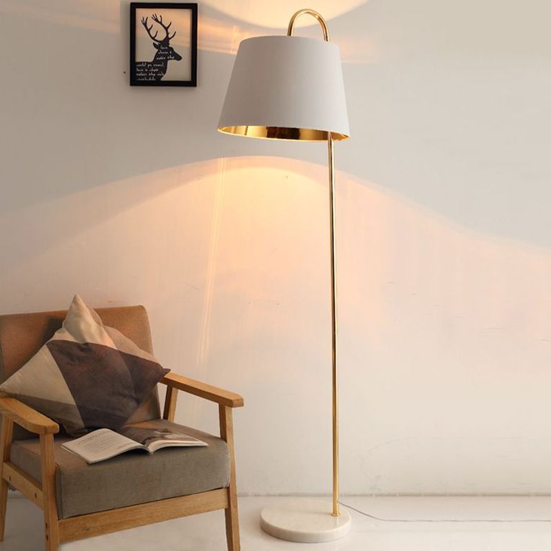 Torviana gulvlampe | Moderne design | Effektiv belysning | Holdbart materiale | Til stuer, soveværelser & kontorer | Elegant og praktisk