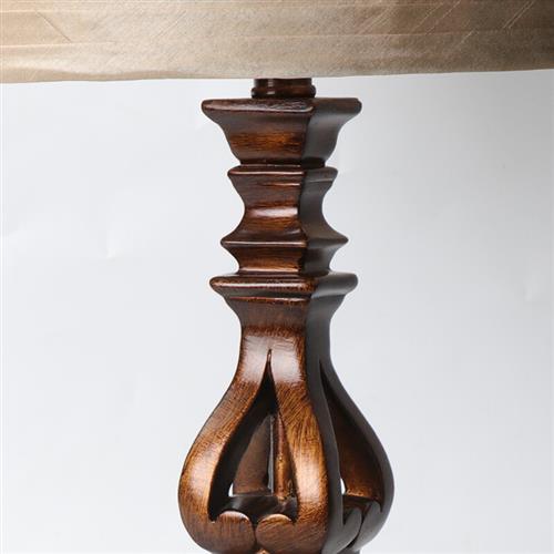 Selantina | Elegant Stående Lampe | Klassisk Design | Moderne Funktionalitet | Stilfuld Tilføjelse til Interiør | Robust og Tidløs | Perfekt til