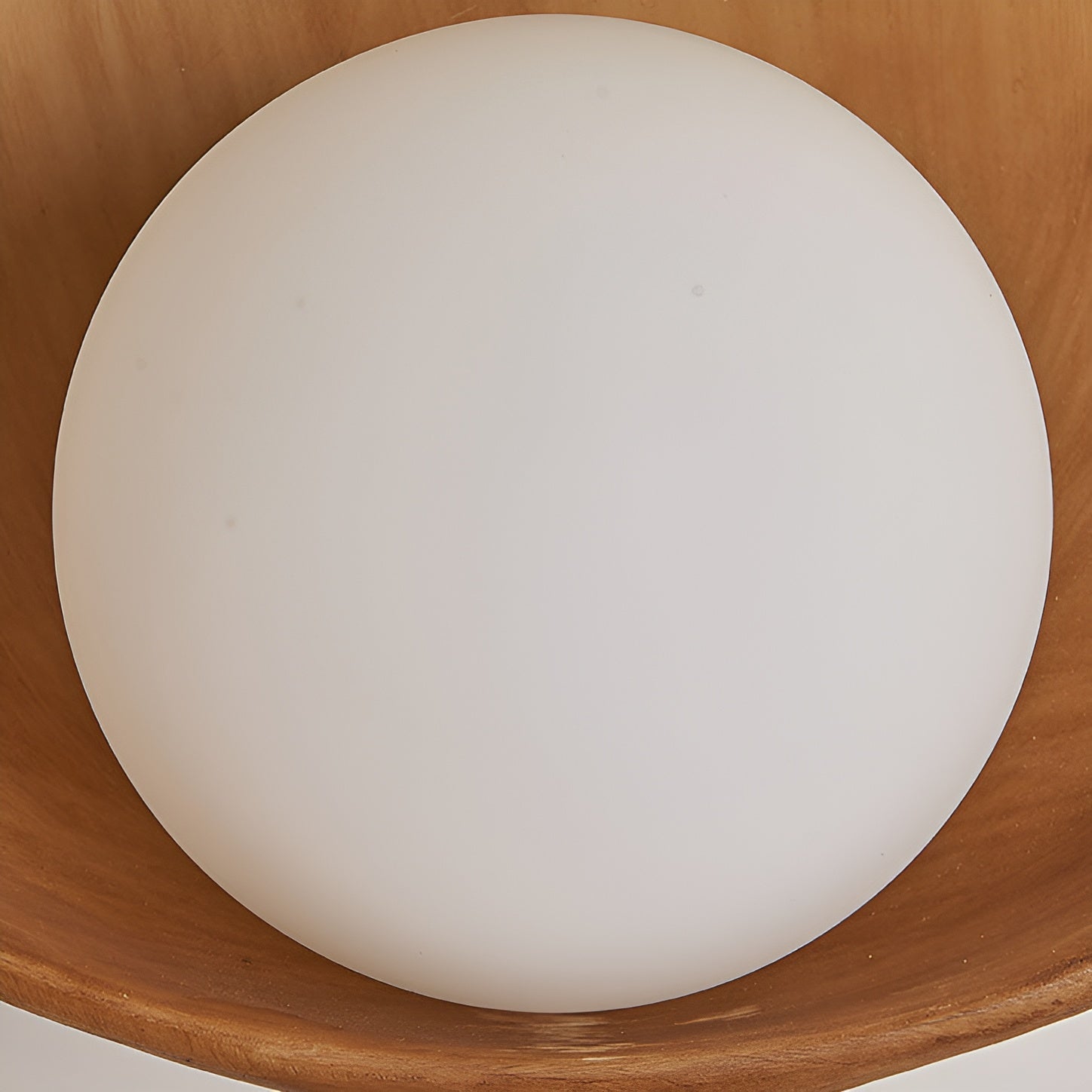 Hvid Perle Væglampe | Wabi-Sabi Design | Matteret Glas | Træ- og Harpiksbase | LED Kompatibel | Elegant Belysning | Nem Installation | Indendørs Brug
