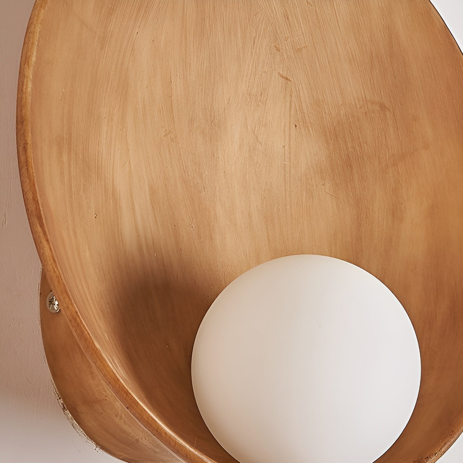 Hvid Perle Væglampe | Wabi-Sabi Design | Matteret Glas | Træ- og Harpiksbase | LED Kompatibel | Elegant Belysning | Nem Installation | Indendørs Brug