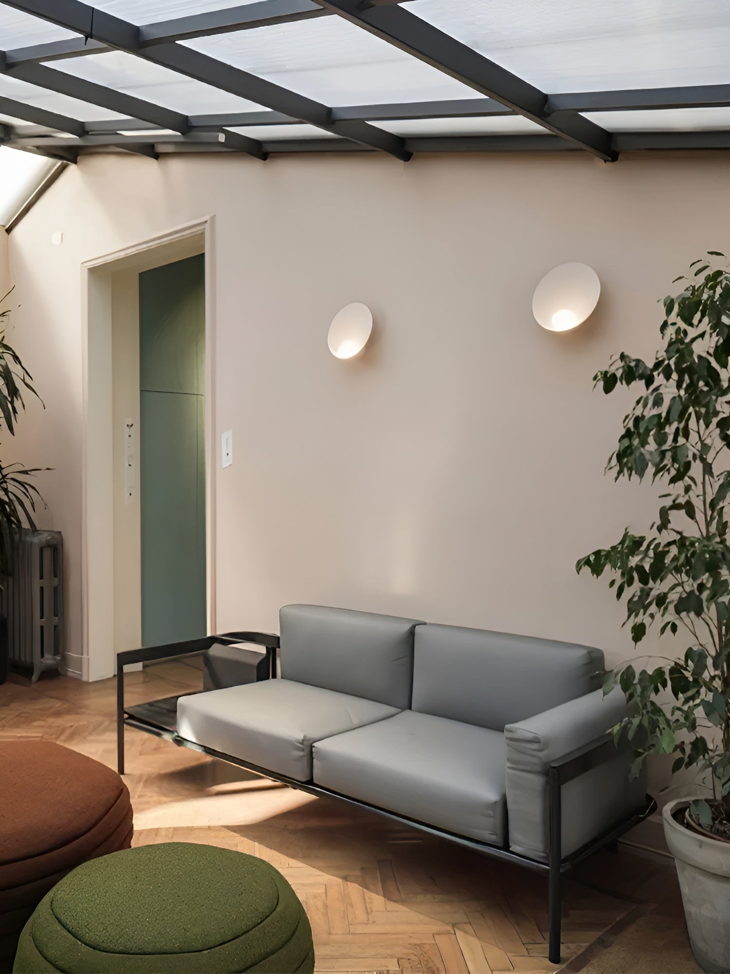 Hvid Perle Væglampe | Wabi-Sabi Design | Matteret Glas | Træ- og Harpiksbase | LED Kompatibel | Elegant Belysning | Nem Installation | Indendørs Brug