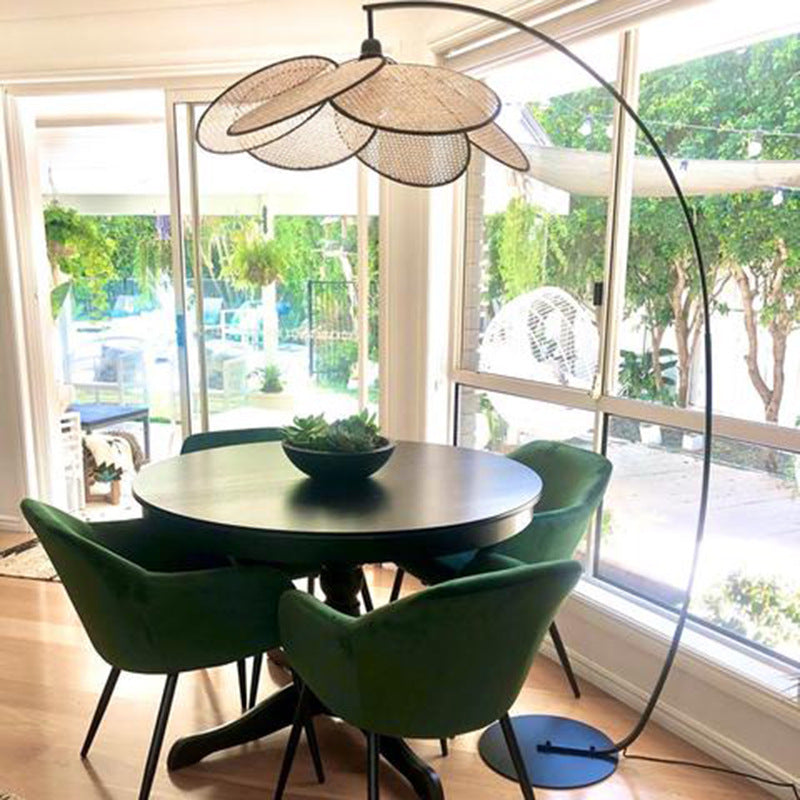 RattanLuxe | Elegant buegulvlampe | Stilfuldt design med rattanskærm | Moderne metalramme | Indendørs belysning | Passer perfekt til stue,