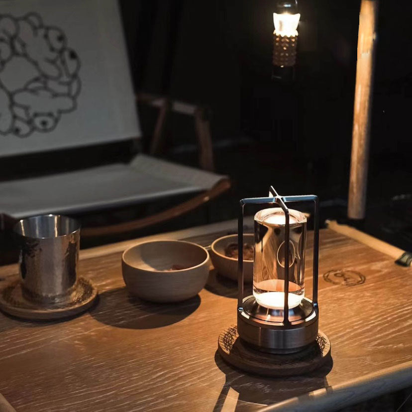 Emma™ LED-belysning | Bærbar Lanterne | Justerbare Lysindstillinger | USB-opladningsport | Vandafvisende Aluminium | Kompakt og Let | Velegnet til