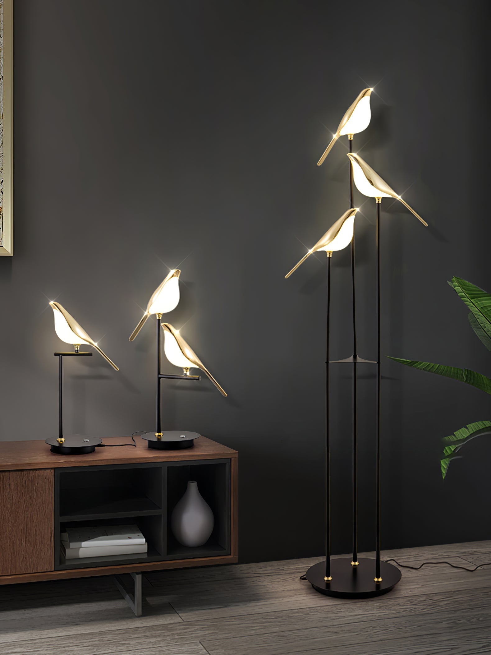 Misterlamp Magpie Perch Kollektion | Gulvlampe | Integreret LED | Minimalistisk design | Sort stativ | Naturinspireret fugleformet pære | Højde 152cm