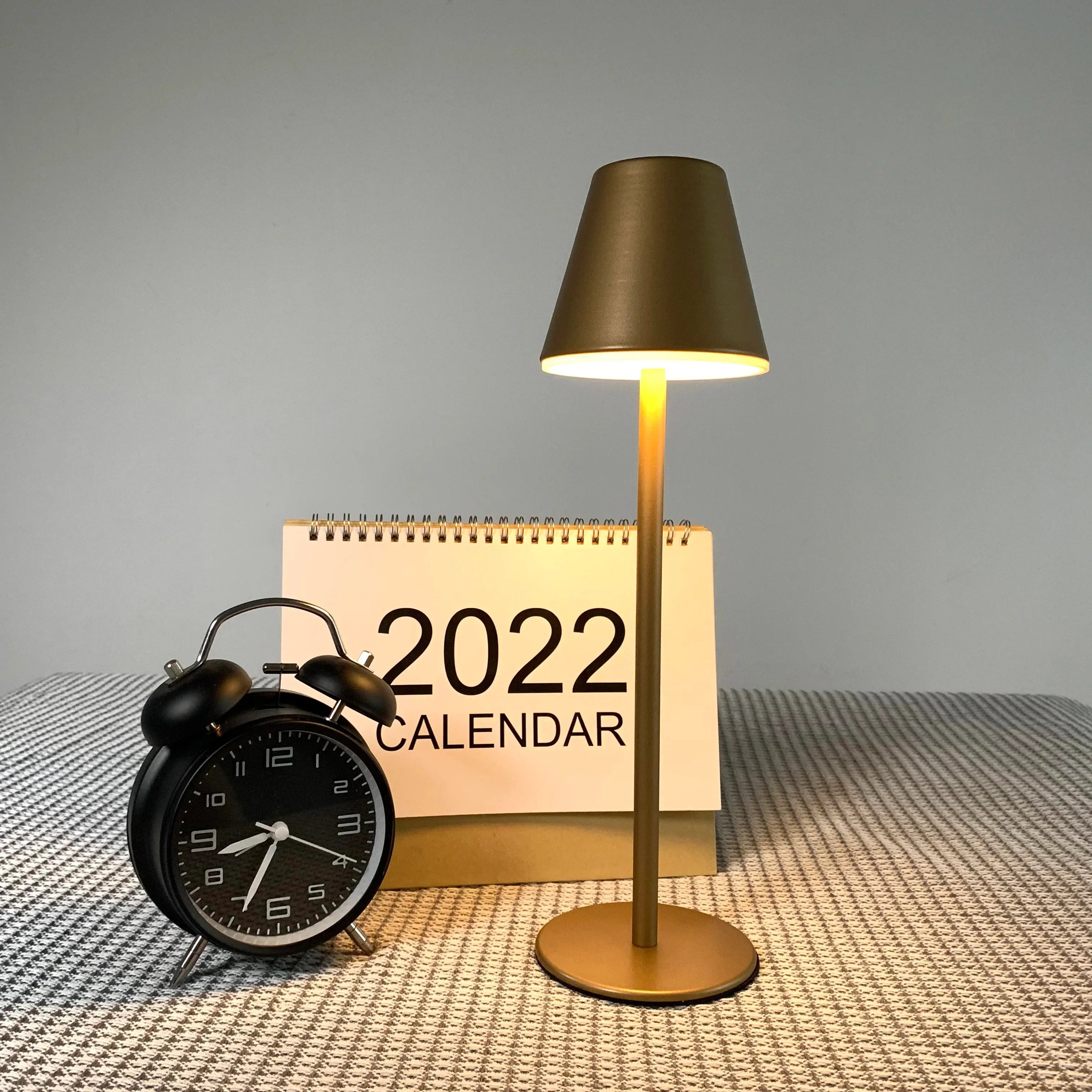 LumiGlide | Trådløs LED Lampe | Genopladelig | Justerbar lysstyrke | Jern og akryl | USB-opladning | 35x10 cm | Ideel til hjem og