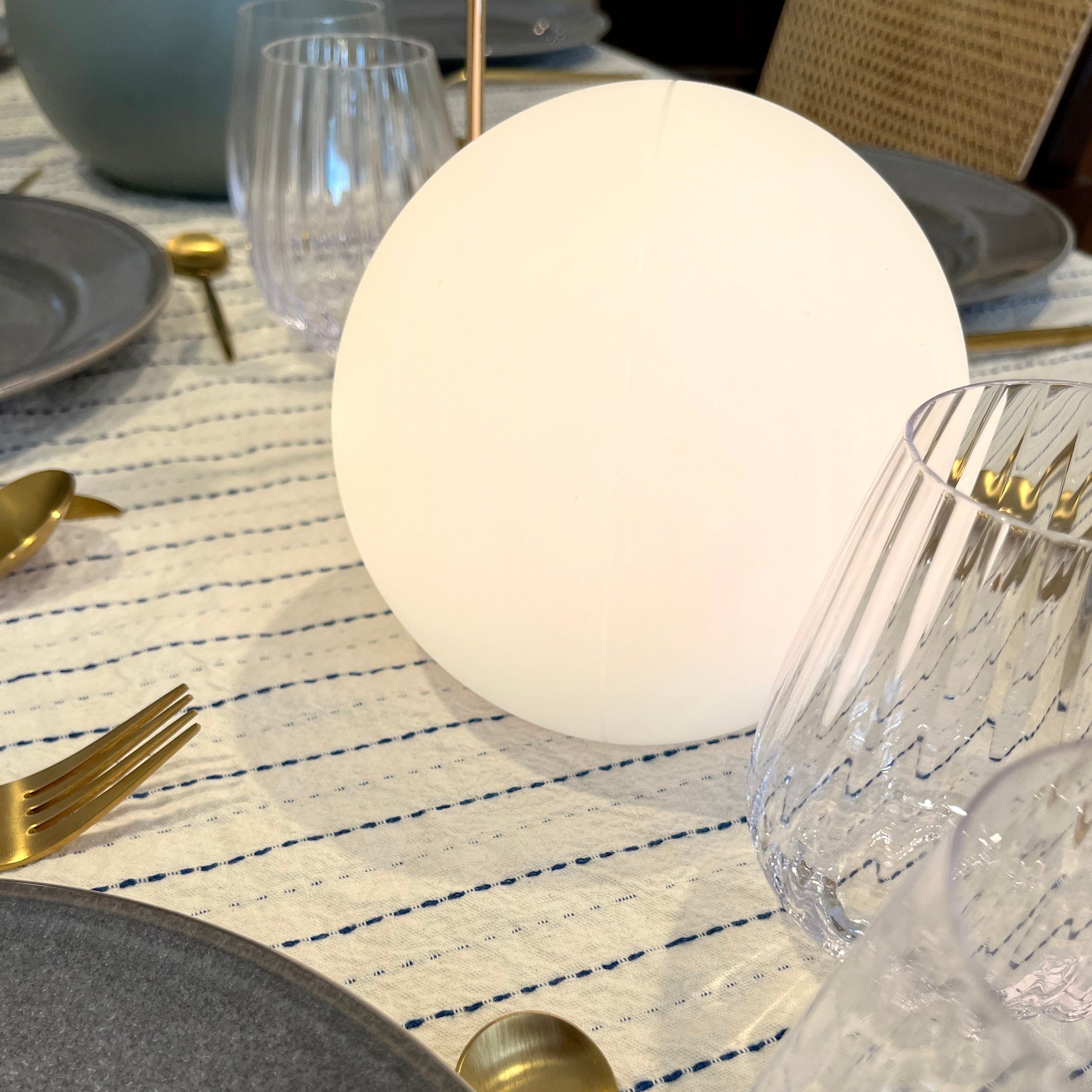 LumiGlow LED Lampe | Trådløs & Genopladelig | 16 Farver | Vandtæt PVC | Op til 10 Timer Brugstid | USB Opladning | Indendørs & Udendørs