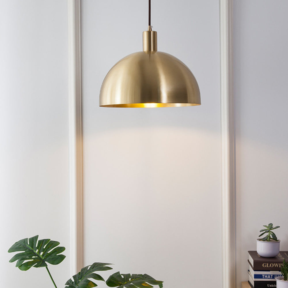 Vintage inspireret messing loftlampe | Kuppelformet design | Mid-Century moderne stil | Justerbar kabellængde 150 cm | E26/E27 fatning | Guld finish