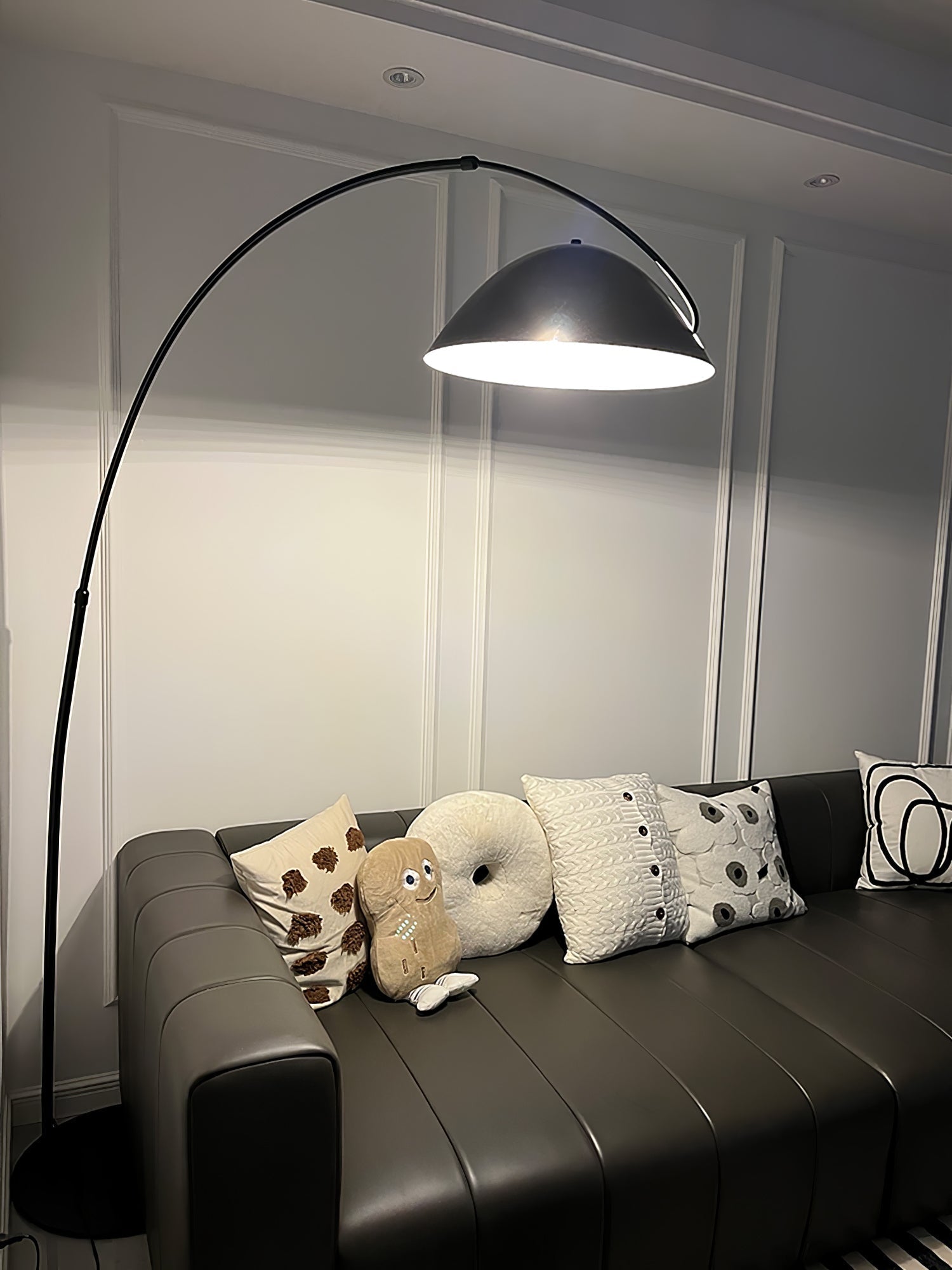 Skandinavisk Gulvlampe | Fleksibel Roterende Skygge | Slank Metal Design | LED/Edison Kompatibel | UL, ETL, CE Certificeret | Justerbar Arm | Ideel