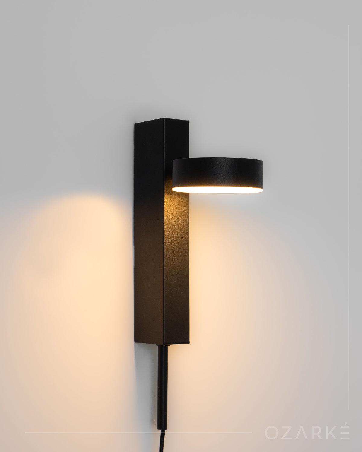 Celine væglampe | Dæmpbar | 360 graders rotation | Moderne design | Akryllampeskærm | H 28 cm | B 10 cm | 20W LED | 110lm | Fast kablet | Aluminium