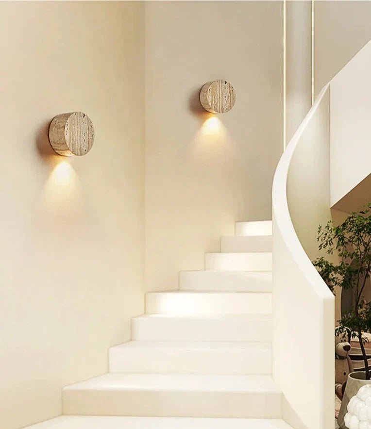 Enola Lysarmatur | Moderne Væglampe | Travertin Finish | Indirekte Belysning | Elegant Design | Velegnet til Indendørs Brug | 12 cm Bred | 20 cm Høj