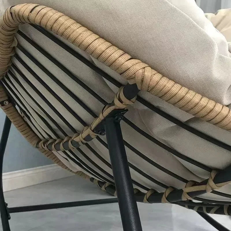Rattan Stol | Ergonomisk Design | Høj Kvalitet | Perfekt til Lounge eller Terrasse | Holdbart og Stilfuldt Møbel i Stuen | Behagelig til Indendørs og