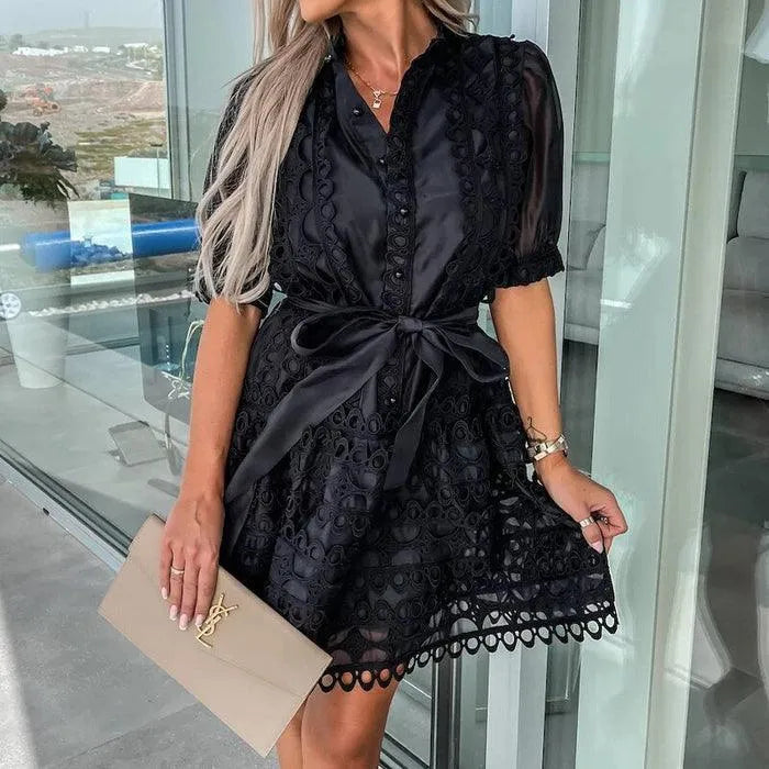 Femke - elegant kjole med blondemønster og bælte