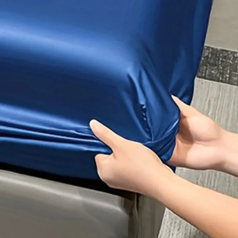 Luksus IceSatin Satinlagen | Silkeblød Komfort | Elastiske Kanter | Kølende Premium Is-Silke | Elegant Design | Perlehvid, Dybblå, Blød Grå, Kulfri