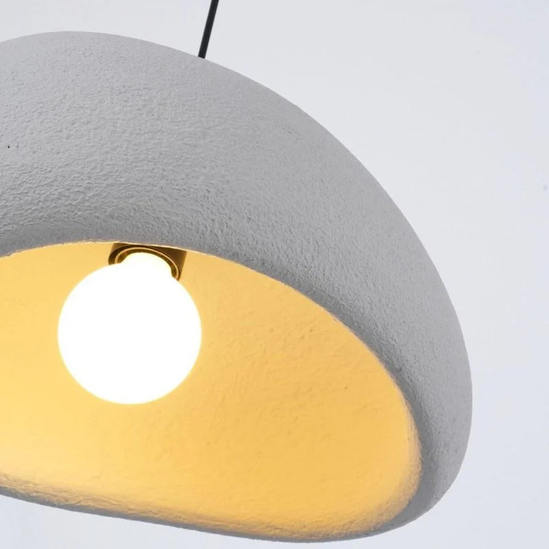 Serenith Pendel Lampe | Wabi-Sabi Design | Harpiks & Polystyren | Domeformet | Hvid & Grå | E27 Fatning | Max 40W | Blødt Lys | Æstetisk Appeal | Til