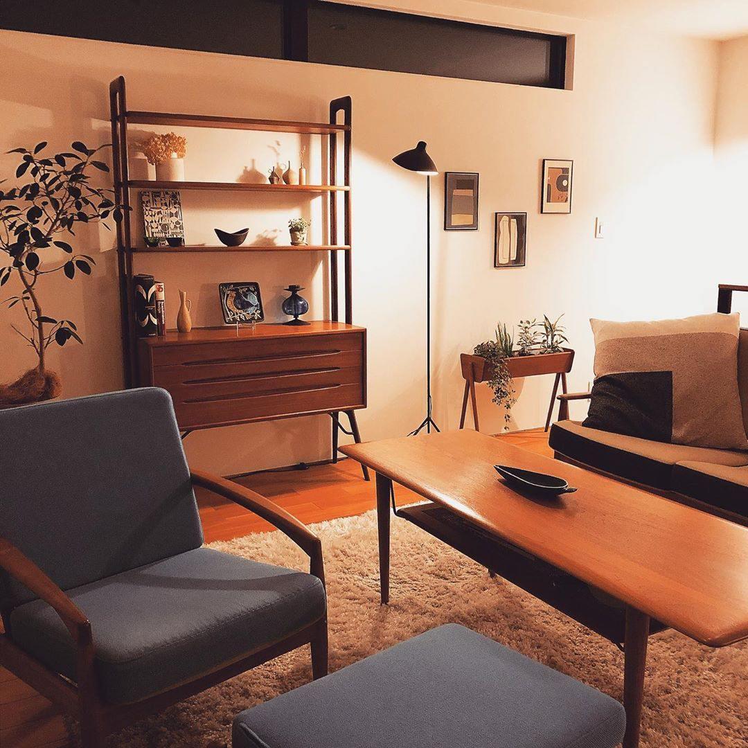 Serge Mouille | Tre-armet gulvlampe | Justerbare arme | Skulpturel og kinetisk design | Metal og messing materialer | LED- eller Edison-lampe