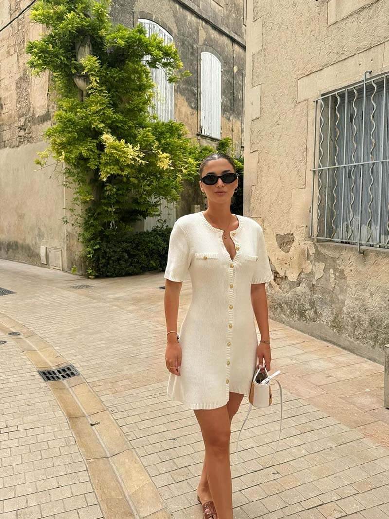 Belle Couture | Liv Kjole | Kort Figursyet Ribstrikket Design | Rund Halsudskæring & Metalknapper | Sorte Dekorative Brystlommer | Subtilt Svajet