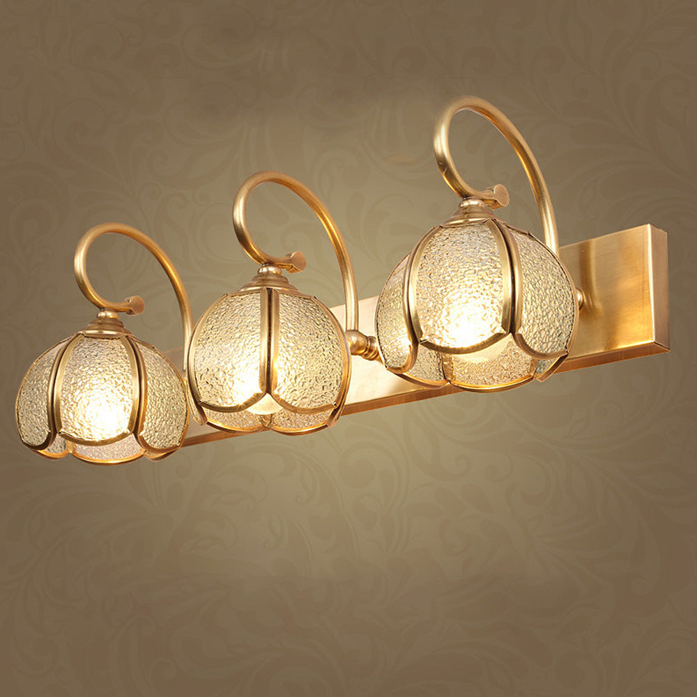 Klassisk badeværelsesarmatur | Guld | Messing og glas | LED | D48cm x H19cm | Tidløst design | Flerhovedet lys | Sofistikeret