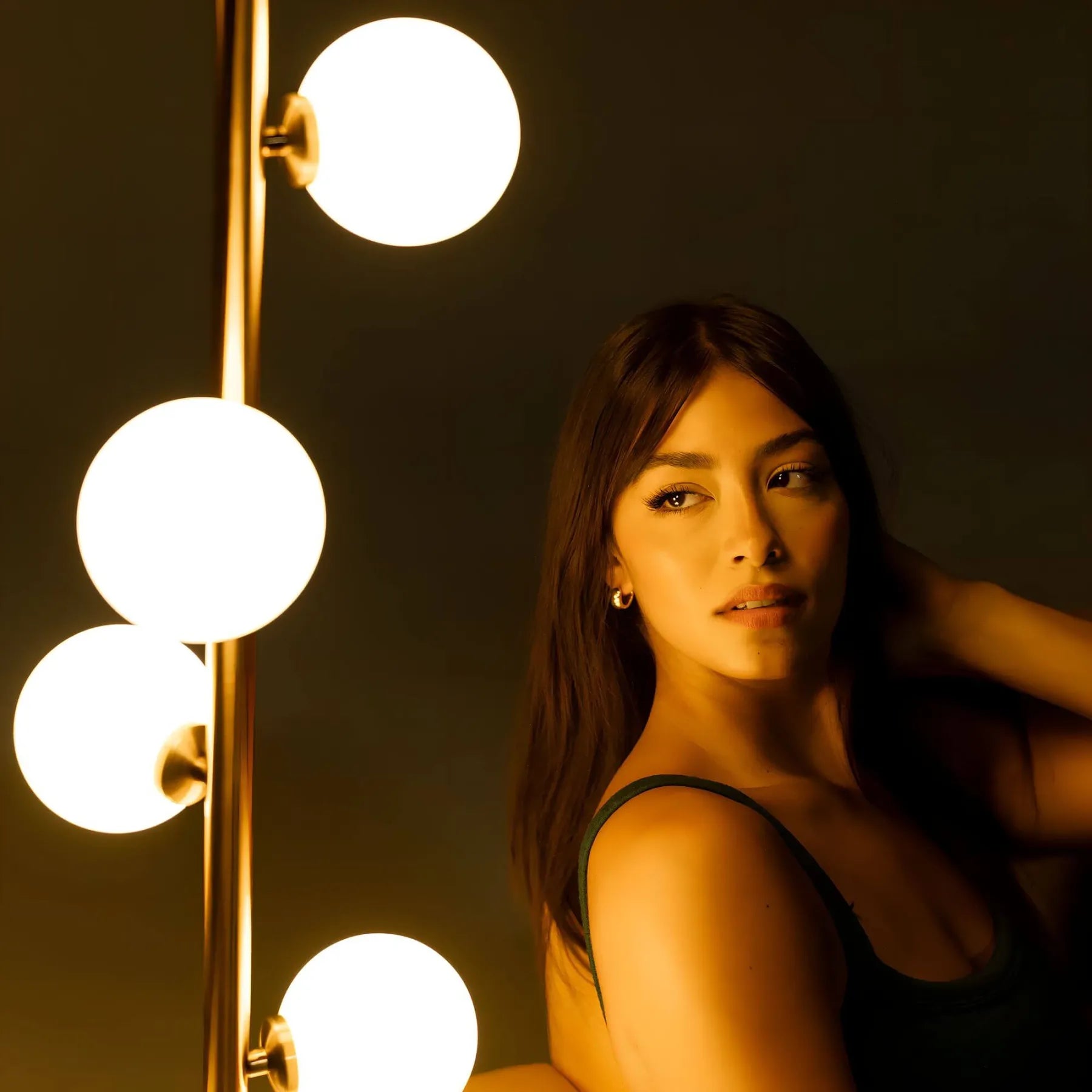 Elivaro | Moderne Gulvlampe m. LED Lys | Slankt Design i Guld/Sort | Glasdetaljer | Effektiv Belysning | Holdbar Konstruktion | Stilfuld Elegance til