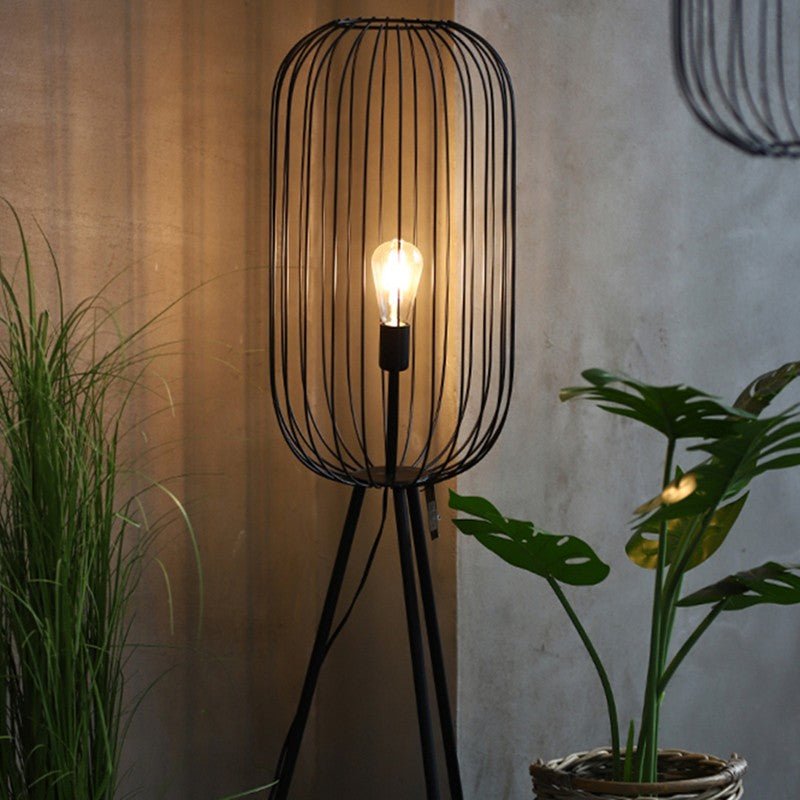 Gulvlampe i metal og rattan | E27 fatning | H134 cm | Dia 30 cm | Elegant stribedesign | Sort