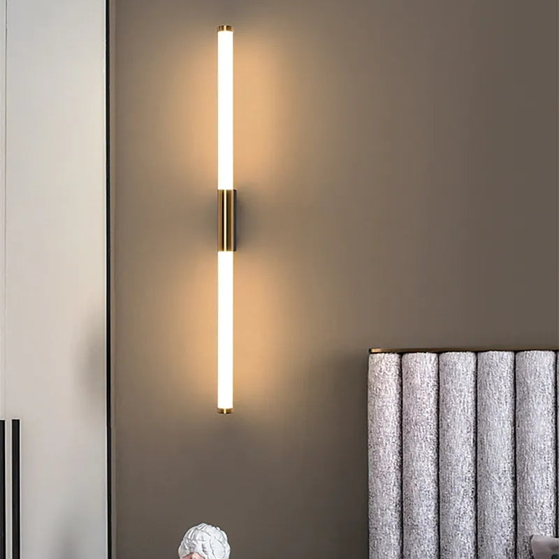 Leigh LED Væglampe | Hvid-Guld Metal | Moderne Minimalistisk Design | Stue & Badeværelse | Rustfrit Stål & Akryl | 49-69 cm | LED 3000K/6000K