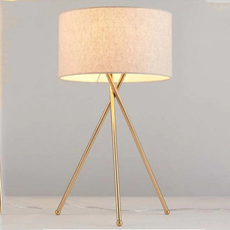 Noravenia | Moderne gulvlampe | Minimalistisk design | Stativfod | Atmosfærisk belysning | Elegant finish | Let installationsproces | Stilren til